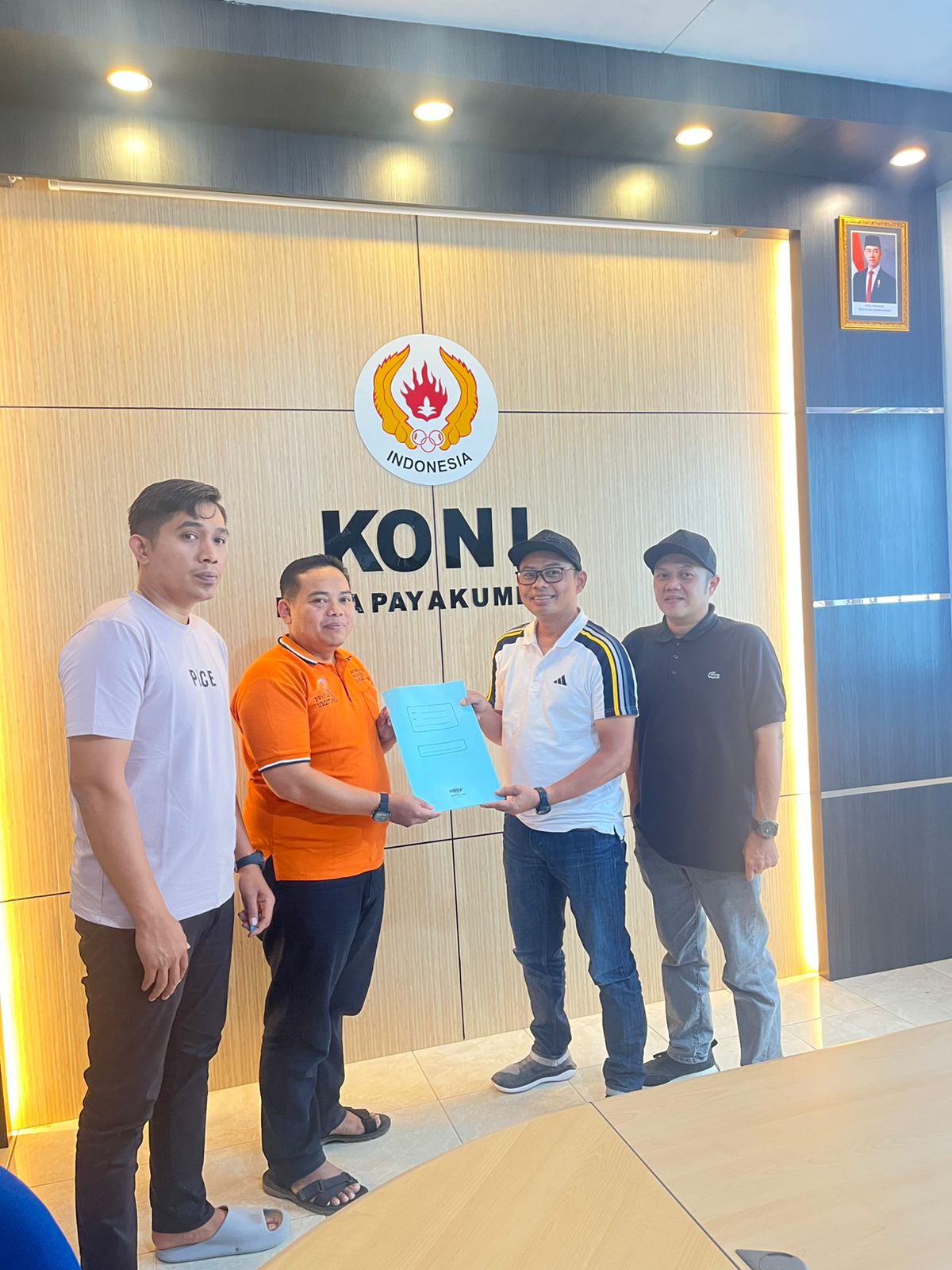 Balon Ketua KONI Payakumbuh Melalui Perwakilan Saat Mengambil Formulir Pendaftaran. (Foto. Tim Penjaringan dan Penyaringan (TPP) Calon Ketua Umum KONI Kota Payakumbuh)
