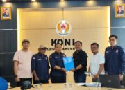 Bakal Calon (Balon) Ketua KONI Payakumbuh, Fitrayanto (tiga dari kanan) Saat Mengembalikan Formulir Pendaftaran Kepada Tim Penjaringan dan Penyaringan Calon Ketua Umum Kota Payakumbuh.