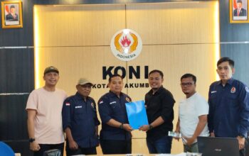 Bakal Calon (Balon) Ketua KONI Payakumbuh, Fitrayanto (tiga dari kanan) Saat Mengembalikan Formulir Pendaftaran Kepada Tim Penjaringan dan Penyaringan Calon Ketua Umum Kota Payakumbuh.