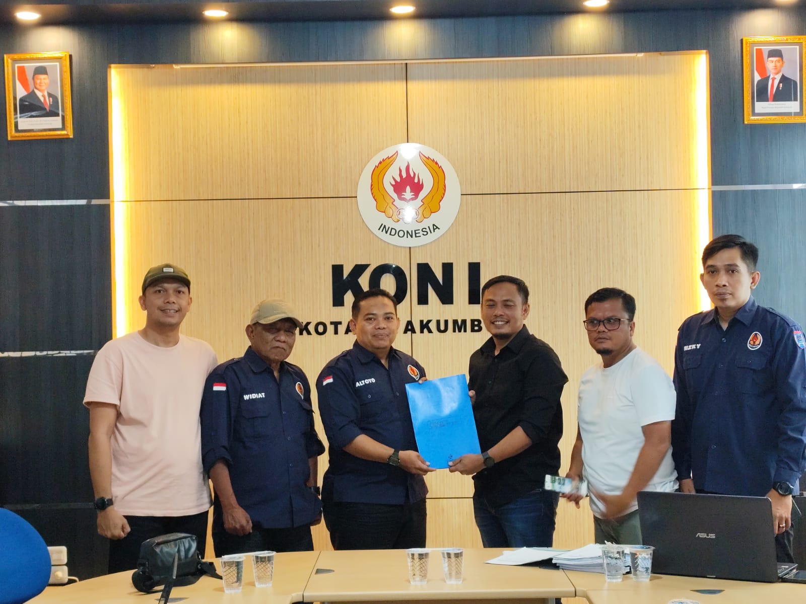 Bakal Calon (Balon) Ketua KONI Payakumbuh, Fitrayanto (tiga dari kanan) Saat Mengembalikan Formulir Pendaftaran Kepada Tim Penjaringan dan Penyaringan Calon Ketua Umum Kota Payakumbuh.