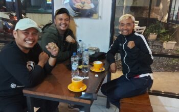 Ketua Cabor Tenis Meja, Fitrayanto (kiri) Bersama Dua Dari Tiga Bakal Calon Ketua KONI Payakumbuh periode 2026-2030.