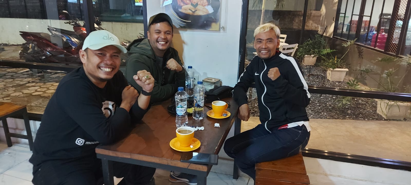 Ketua Cabor Tenis Meja, Fitrayanto (kiri) Bersama Dua Dari Tiga Bakal Calon Ketua KONI Payakumbuh periode 2026-2030.
