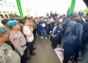 Foto : Wakil Bupati Limapuluh Kota, Ahlul Badrito Resha (kiri) Saat Menemui Massa Yang Melakukan Aksi Damai