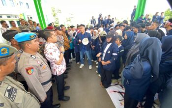 Foto : Wakil Bupati Limapuluh Kota, Ahlul Badrito Resha (kiri) Saat Menemui Massa Yang Melakukan Aksi Damai