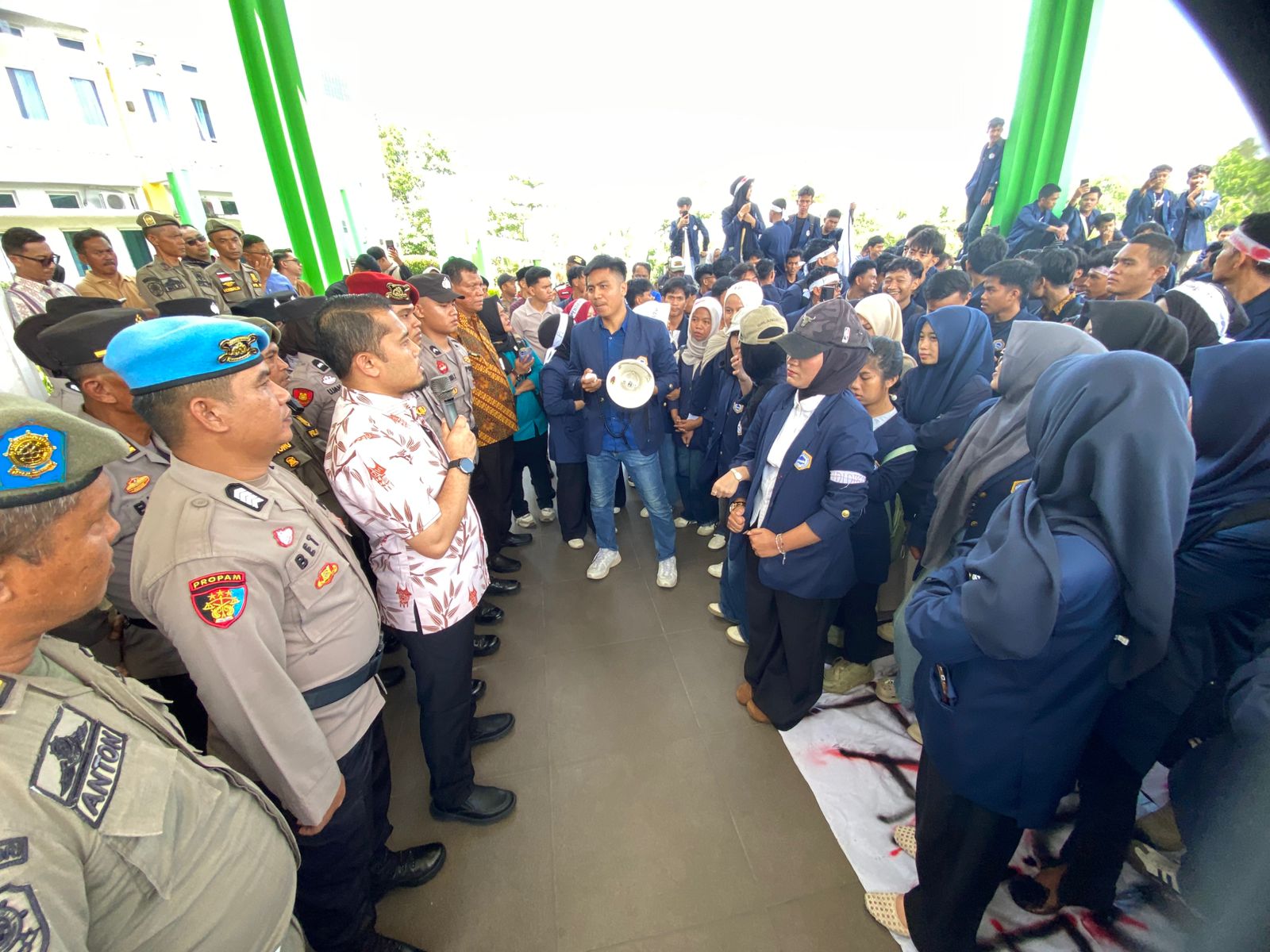 Foto : Wakil Bupati Limapuluh Kota, Ahlul Badrito Resha (kiri) Saat Menemui Massa Yang Melakukan Aksi Damai
