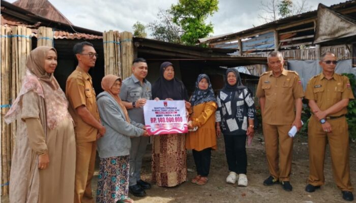 Wakil Ketua DPRD Bukittinggi, Beny Yusrial, Kembali Serahkan Pokir untuk Perbaikan RTLH