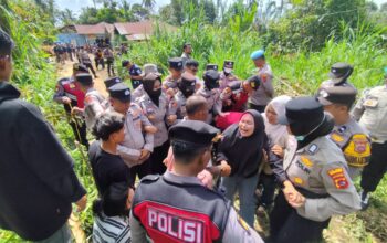 Foto : Pihak Termohon Gugatan Eksekusi di Jorong Tabiang Nagari Sungai Kamuyang Kecamatan Luhak Kabupaten 50 Kota Saat Mencoba Menghalangi Prose Eksekusi.