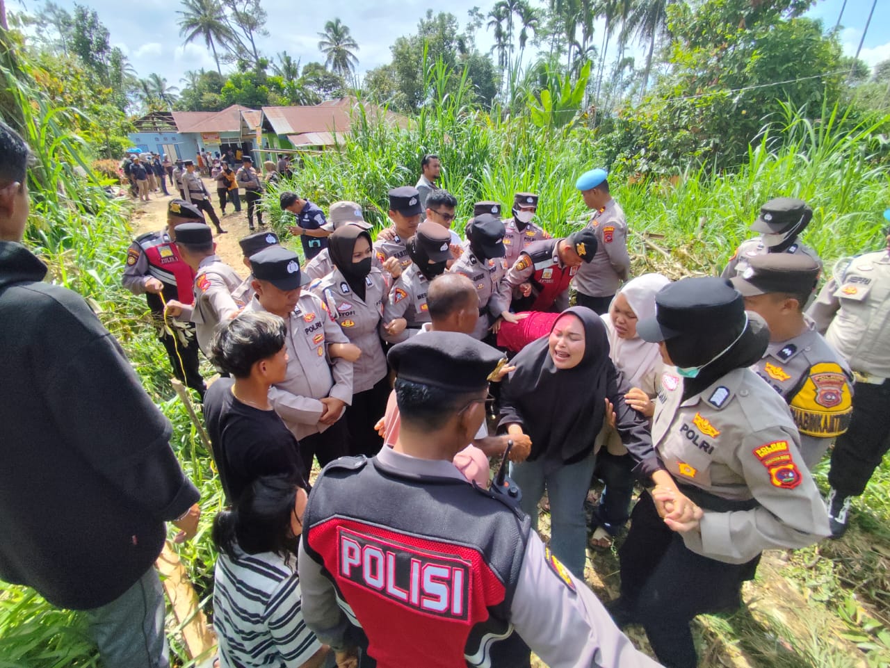 Foto : Pihak Termohon Gugatan Eksekusi di Jorong Tabiang Nagari Sungai Kamuyang Kecamatan Luhak Kabupaten 50 Kota Saat Mencoba Menghalangi Prose Eksekusi.