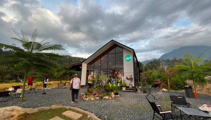 La Fiora, Cafe Dikaki Gunung Sago Tawarkan Pemandangan Eksotis