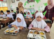 Foto : Murid SD Di Kecamatan Payakumbuh Timur Saat Menikmati MBG.