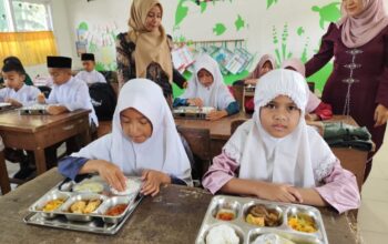 Foto : Murid SD Di Kecamatan Payakumbuh Timur Saat Menikmati MBG.