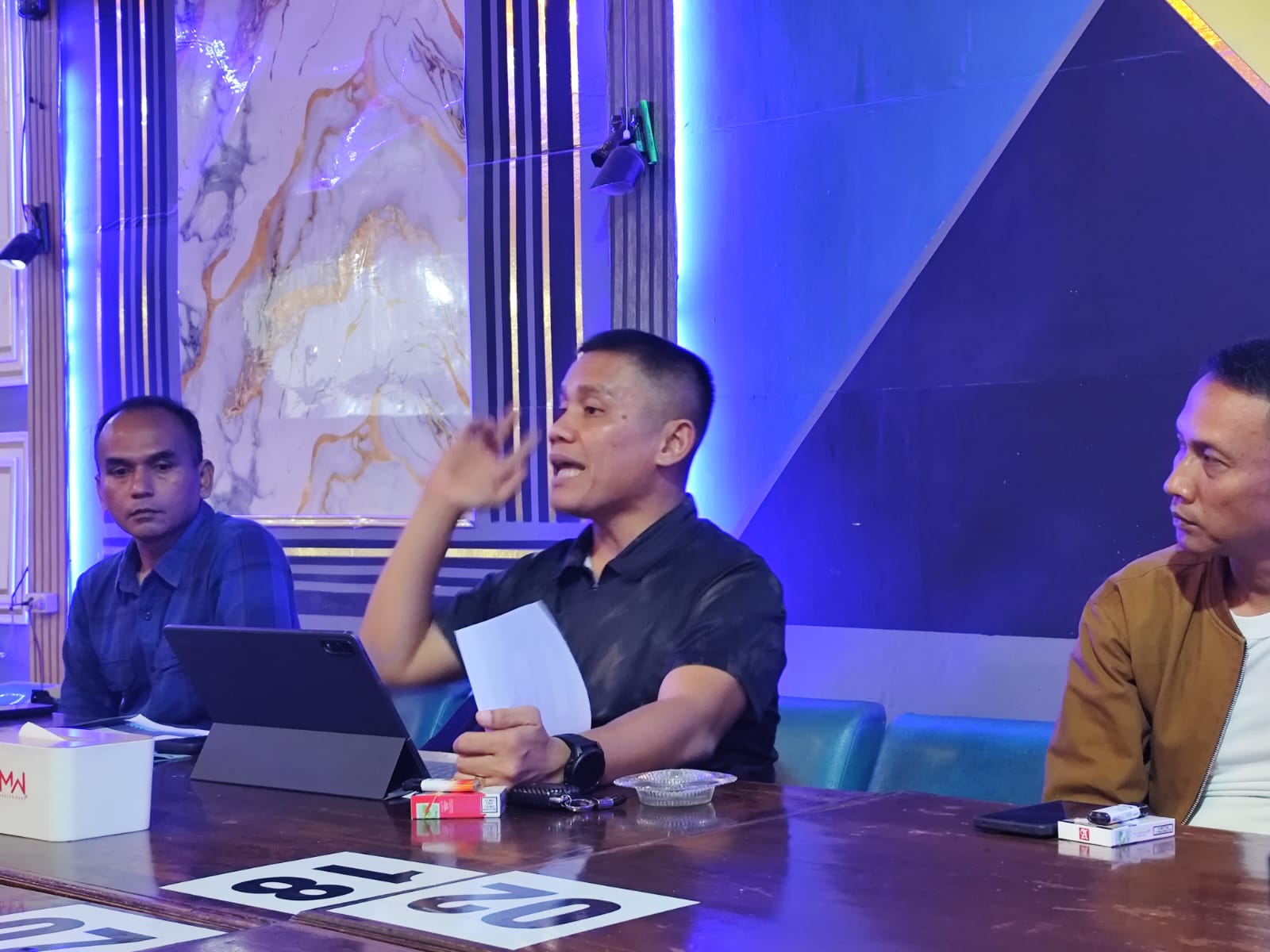 Foto : Dandim 0406/50 Kota, Letkol. Inf. Adi Nofriadi Nata (tengah) Saat Memberikan Keterangan Dihadapan Puluhan Anggota Balai Wartawan Luak Limapuluh di Kawasan Simpang Benteng.