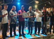 Diserahkan Langsung Ketua PWI Sumbar, Kapolres 50 Kota Terima Penghargaan Transparansi Publik