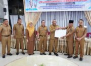 Bupati Limapuluh Kota, Safni menyerahkan SK dari Gubernur Sumatera Barat Kepada Walinagari Balai Panjang, Idris, terkait Penetapan Nagari Balai Panjang sebagai Perwakilan Provinsi Sumatera Barat dalam lomba Nagari/Kelurahan Berprestasi tahun 2026.