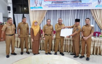Bupati Limapuluh Kota, Safni menyerahkan SK dari Gubernur Sumatera Barat Kepada Walinagari Balai Panjang, Idris, terkait Penetapan Nagari Balai Panjang sebagai Perwakilan Provinsi Sumatera Barat dalam lomba Nagari/Kelurahan Berprestasi tahun 2026.