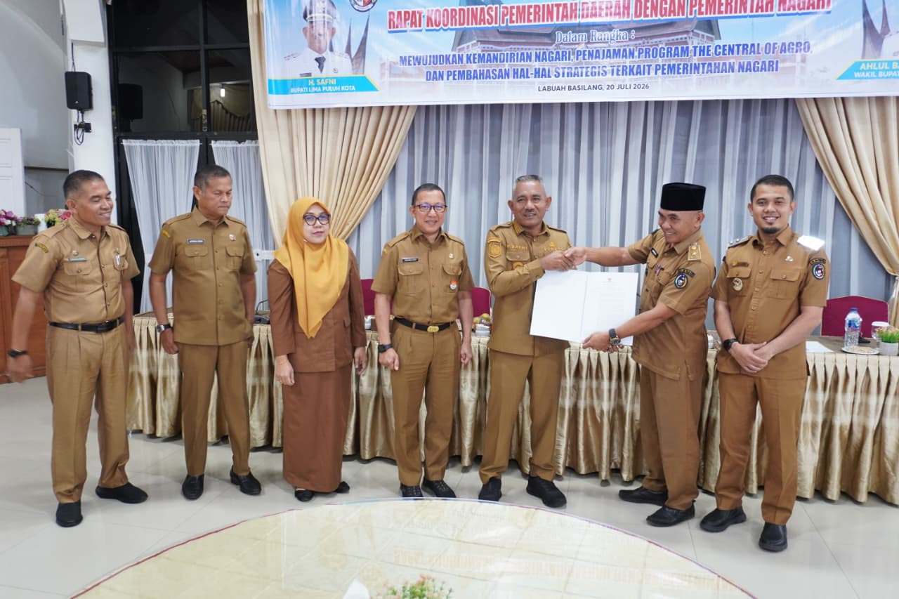 Bupati Limapuluh Kota, Safni menyerahkan SK dari Gubernur Sumatera Barat Kepada Walinagari Balai Panjang, Idris, terkait Penetapan Nagari Balai Panjang sebagai Perwakilan Provinsi Sumatera Barat dalam lomba Nagari/Kelurahan Berprestasi tahun 2026.