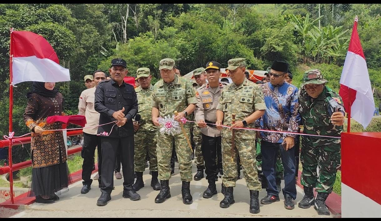 Foto : Penguntingan Pita Pasca Peresmian Ribuan Jembatan oleh Presiden Prabowo Subianto secara Virtual, pengguntingan pita dilakukan Pangdam XX Tuangku Imam Bonjol, Mayjen TNI Arief Gajah Mada didampingi Danrem 032/Wirabraja, Brigjen TNI Aji Mimbarno, Kasi Ter Korem, Letkol. Diko, Dandim 0306/50 Kota, Letkol. Inf. Adi Nofriadi Nata, Bupati Limapuluh Kota, Kapolres 50 Kota, Kapolres Payakumbuh, Ketua PN Payakumbuh, Kapolsek Suliki, Anggota DPRD Kabupaten Limapuluh Kota, Dodi Ariestu, Niniak Mamak, Alim ulama serta tokoh masyarakat.