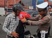 Edukasi Tertib Berlalulintas Sejak Dini, Satlantas Polres Payakumbuh Bagikan Helm Kepada Anak-anak 