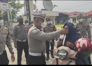 Kabut Asap Makin Tebal, Satlantas Polres 50 Kota Bagikan Masker di Jalur Sumbar-Riau