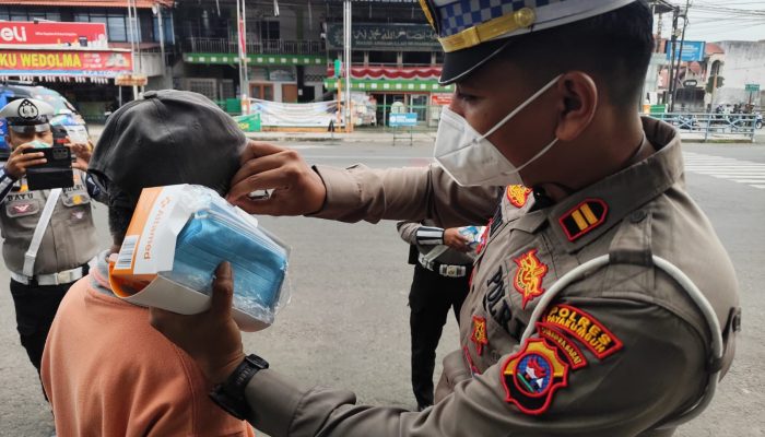 Kesadaran Kurang, Satlantas Polres Payakumbuh Bagikan Masker Kepada Masyarakat 