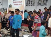Jumat Berkah, Bagi-bagi Nasi Bungkus di Masjid Musafir Payakumbuh Semakin Disenangi Jamaah