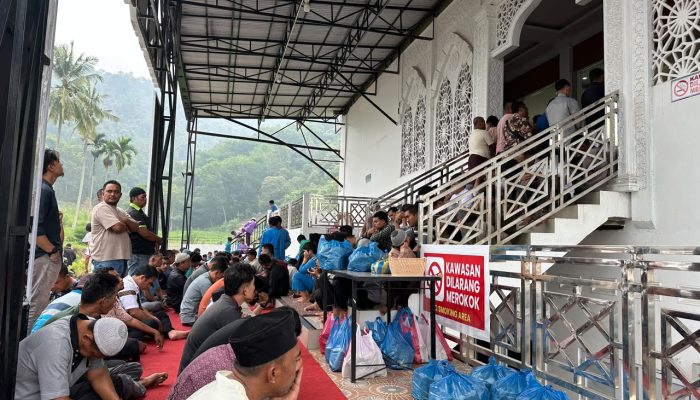 Jumat Berkah, Pengurus Masjid Musafir Payakumbuh Bagikan 450 Nasi Bungkus untuk Jamaah