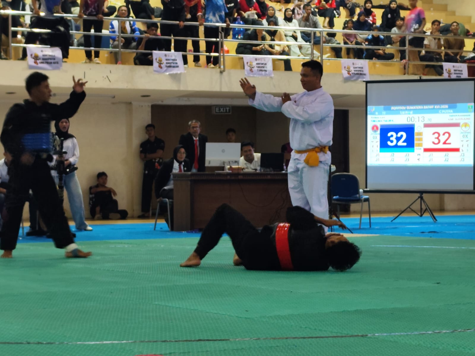 Foto : Rahmat Ilahi (kiri) atlet Silat Kabupaten Limapuluh Kota, Kelas C Putra yang berhasil Menang melawan Yaser, Atlet Utusan Kabupaten Sijunjung.