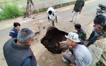 Jalan Utama SITAPA Ditutup, Kendaraan Roda Empat tak Lagi Bisa Melewati Badan Jalan yang Amblas