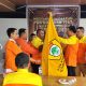 Ketua PDK Kosgoro 1957 Provinsi Sumatera Barat, Weno Aulia (Kanan) Menyerahkan Bendera PATAKA Kosgoro 1957 Kepada Ketua PDK Kosgoro 1957 Payakumbuh, Boy Sandi (Kiri)