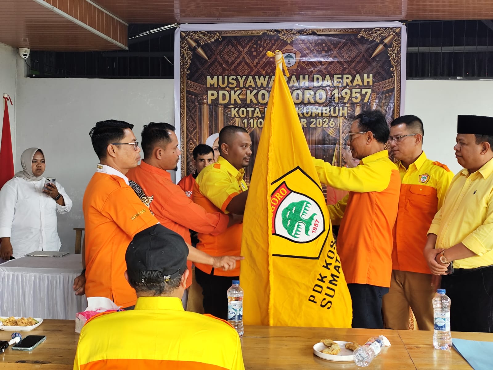 Ketua PDK Kosgoro 1957 Provinsi Sumatera Barat, Weno Aulia (Kanan) Menyerahkan Bendera PATAKA Kosgoro 1957 Kepada Ketua PDK Kosgoro 1957 Payakumbuh, Boy Sandi (Kiri)