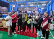 Foto : Ketua PBSI Kota Payakumbuh, Yb. dt. Parmato Alam (empat dari kiri) Saat Mendampingi Ketua KONI Payakumbuh Menyerahkan Bonus Spontanitas Dari Walikota Payakumbuh Kepada Atlet Bulutangkis Kota Payakumbuh Peraih Medali Emas.