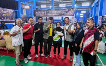 Foto : Ketua PBSI Kota Payakumbuh, Yb. dt. Parmato Alam (empat dari kiri) Saat Mendampingi Ketua KONI Payakumbuh Menyerahkan Bonus Spontanitas Dari Walikota Payakumbuh Kepada Atlet Bulutangkis Kota Payakumbuh Peraih Medali Emas.