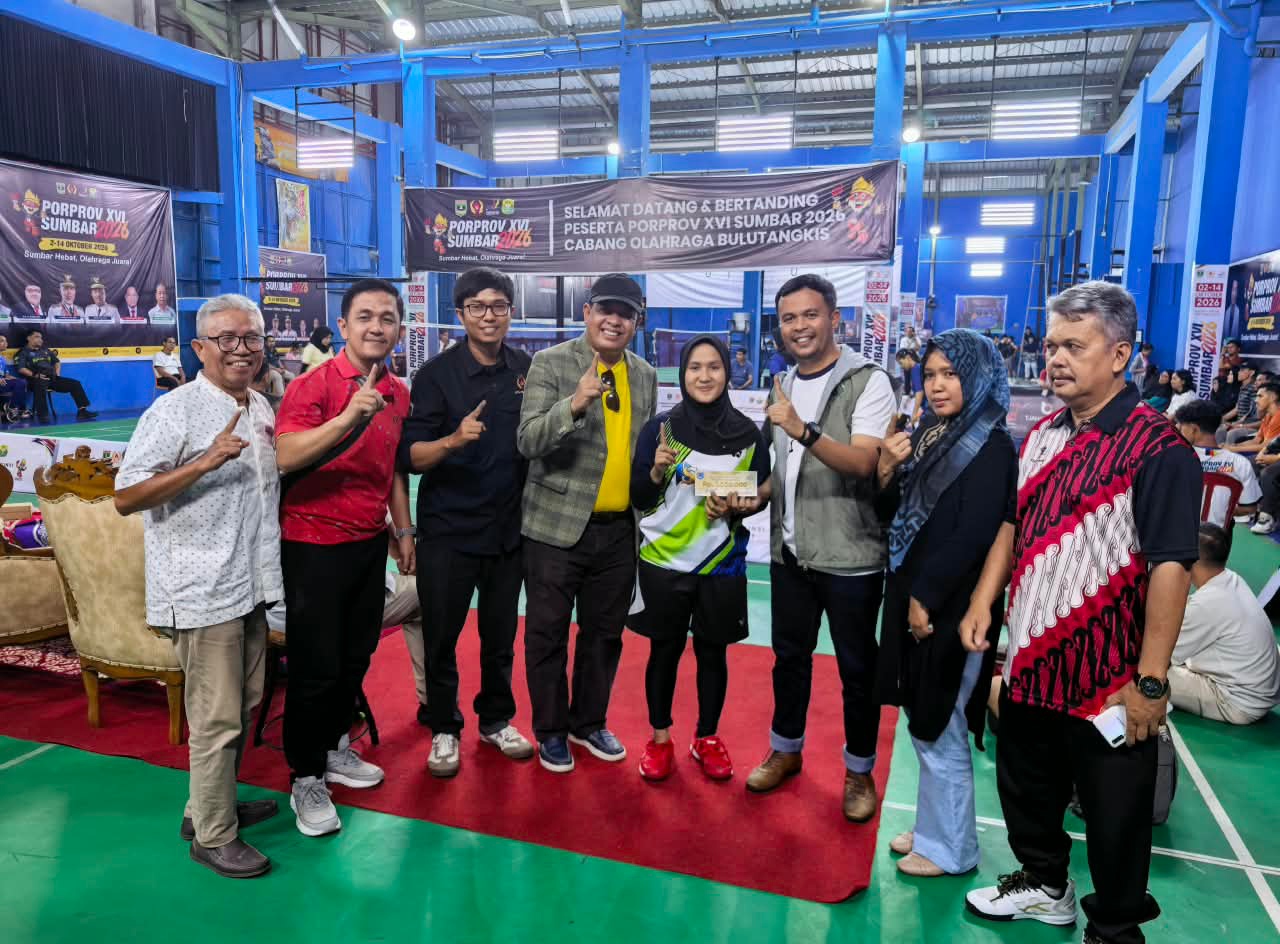 Foto : Ketua PBSI Kota Payakumbuh, Yb. dt. Parmato Alam (empat dari kiri) Saat Mendampingi Ketua KONI Payakumbuh Menyerahkan Bonus Spontanitas Dari Walikota Payakumbuh Kepada Atlet Bulutangkis Kota Payakumbuh Peraih Medali Emas.